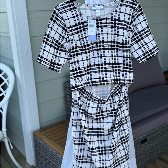 Black and White Maternity and Breastfeeding Dress - Picture 1 of 7